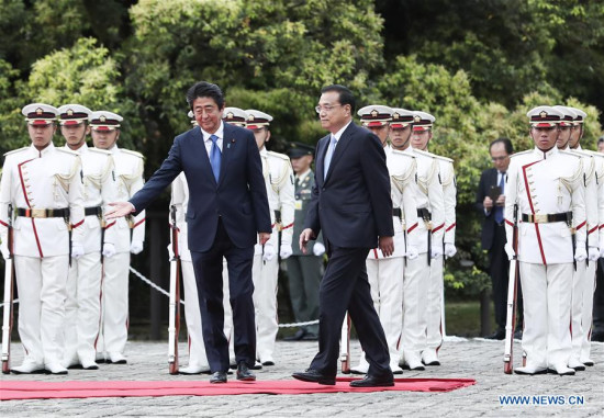 Japanese Prime Minister Shinzo Abe holds a welcome ceremony for visiting Chinese Premier Li Keqiang before their talks in Tokyo, Japan, on May 9, 2018. (Xinhua/Pang Xinglei)