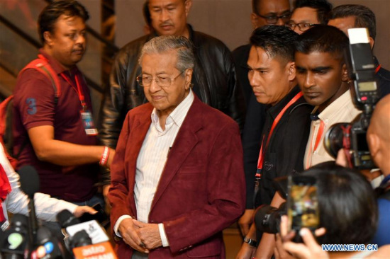 Malaysian former Prime Minister Mahathir Mohamad (C), who is leading the opposition alliance, attends a press conference in Petaling Jaya, Selangor, Malaysia, May 10, 2018. (Xinhua/Chong Voon Chung)