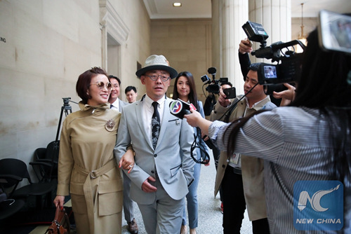 Chinese comedian Zhou libo and his wife Hu Jie are on their way to the courtroom in Nassau County, New York, the United States, May 9, 2018. Zhou's case on weapon and drug charges will resume court on May 24. (Photo/Xinhua)