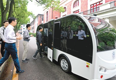 Self-driving bus on trial run in Chinese university