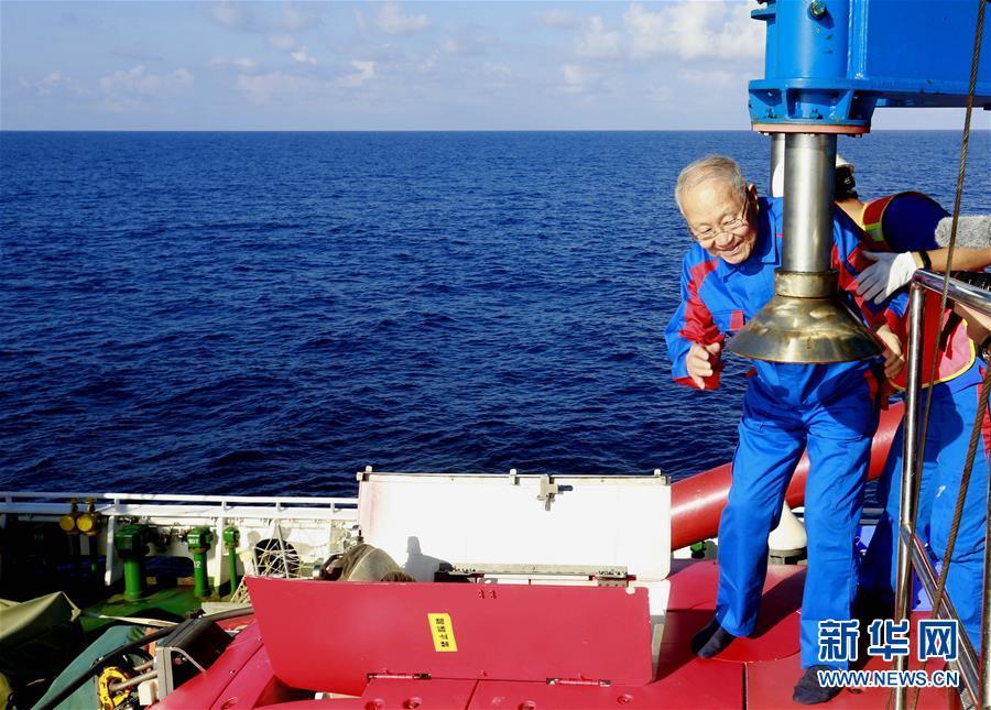 82-year-old Chinese academician deep-sea dives with submersible