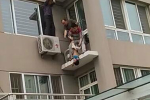 Toddler, caught in midair, survives 5-story fall 