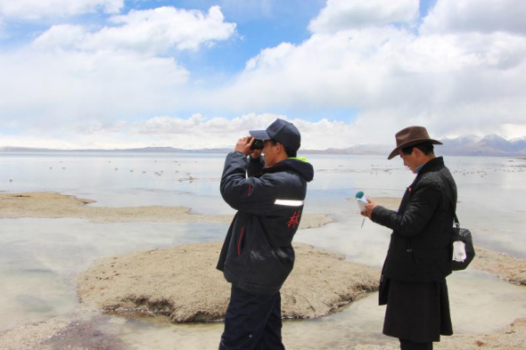Pema Wanggyal (R) and Losang Tashi (L), two rangers of Lake Manasarova in Tibet, during their patrol around the lake, May 10, 2018.  (Photo by Ma Chi/chinadaily.com.cn)
