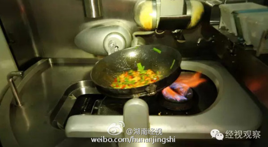 A robot chef cooks a dish at Li's restaurant in Changsha city, Central China's Hunan province. (Photo/Sina Weibo)