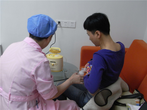 A woman pumps her breast milk out at Guangzhou Women and Children's Medical Center. (Photo provided to chinadaily.com.cn)