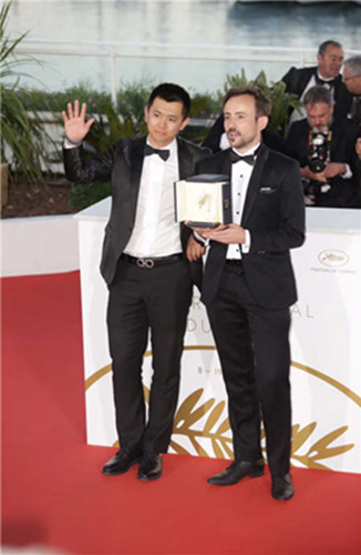 Wei Shujun takes a photo with Australian director Charles Williams, who won the Short Film Palme d'Or for his movie, All These Creatures. (Photo provided to China Daily)