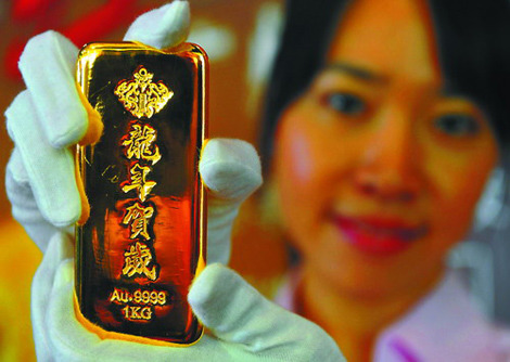 Gold displayed at a shop in Shanghai. As of December, China ranked sixth worldwide in gold holdings, with about 1,054 tons, says a report released by the World Gold Council. [Photo / China Daily]