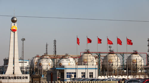 Under the contract, China National Petroleum Corp, one of the largest energy companies in the country, will give up to 70 percent of its profits from the project to the Afghan government. [Photo/China