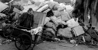 A garbage sorter at the Dongxiaokou garbage recycling market in Beijing transport recyclable waste on Jan 1. [China Daily] 