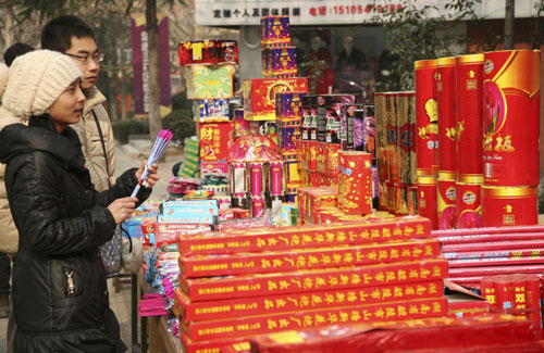 Residents in Jinan, Shandong province, buy fireworks at an authorized booth on Saturday. [Photo/China News Service]