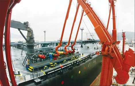 An oil tanker being unloaded at Ningbo port in East China's Zhejiang province. [Photo/China Daily]