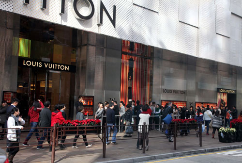 Mainland tourists queuing at a luxury store in Hong Kong. According to the World Luxury Association, Europe, North America and Hong Kong, Macao and Taiwan were the main destinations for Chinese mainland shoppers during the Lunar New Year holiday. [Photo/C