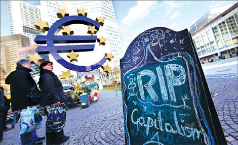 The euro symbol outside the headquarters of the European Central Bank. [Photo/China Daily]