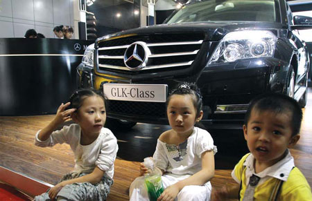 Children with a Mercedes-Benz GLK-Class SUV, among the locally produced models by the joint venture between Daimler AG and Beijing Automotive Industry Holding Corp. It plans to raise production capacity to as much as 420,000 units by 2015 from 80,000 last year. [Photo/China Daily]