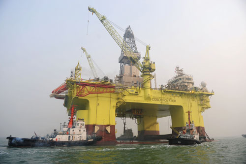 China National Offshore Oil Corp's newly built drilling platform in Yantai, Shandong province. CNOOC is likely to produce 340 million barrels of oil equivalent this year.[Photo/China Daily]