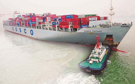 A fully laden COSCO container ship leaves Qingdao Port, Shandong province. Wei Jiafu, chairman of COSCO, said that Chinese companies need to seize opportunities in the US market. [Photo/China Daily]