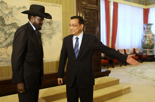 Vice-Premier Li Keqiang meets South Sudan President Salva Kiir Mayardit in Beijing on Wednesday. Kiir cut short his visit to China due to the rising threat of war at home. Photo by Xu Jingxing / China Daily