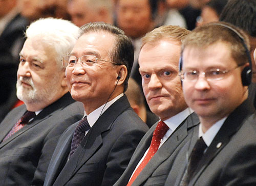 Premier Wen Jiabao and, from left, Serbian Prime Minister Mirko Cvetkovic, Polish Prime Minister Donald Tusk and Latvian Prime Minister Valdis Dombrovskis, attend the opening ceremony of an economic forum in Warsaw, the Polish capital, on Thursday.[Photo/