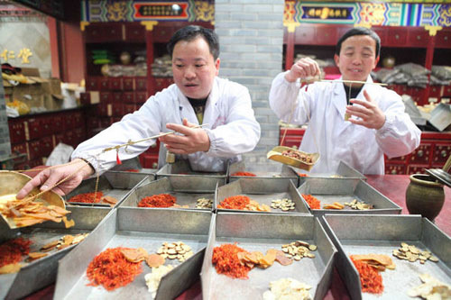 Medical workers prepare Chinese herbal medicines for customers at Huatuo Chinese Medicine Hospital in Bozhou, in East China's Anhui province. Liu Qinli / for China Daily