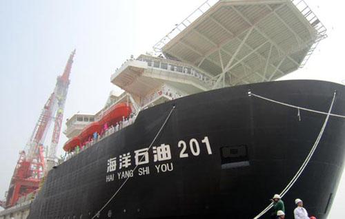 China's first deepwater pipe-laying crane vessel sets off from the coastal city of Qingdao, Shandong province, on Tuesday. The vessel is another part of the nation's expansion of offshore energy exploration. [Photo/Xinhua] 