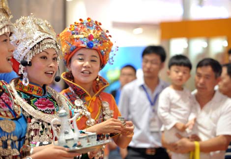 A folk art performance attracts visitors to the four-day 15th China Chongqing International Investment and Global Sourcing Fair, which ended on Sunday. More than 7,000 foreign enterprises from 43 countries and regions attended the fair. [Photo / Xinhua]