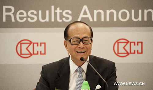 Hong Kong tycoon Li Ka-shing attends a news conference to announce his companies' interim results in Hong Kong, south China, Aug. 2, 2012. [Xinhua]