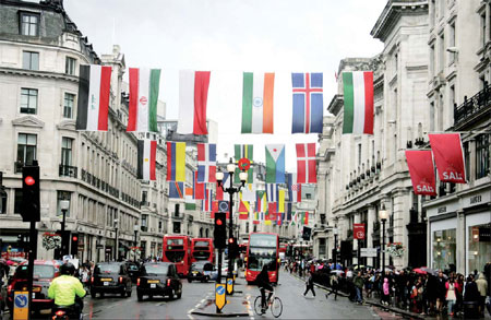 National flags celebrating the Olympics Games adorn Regent Street, one of the main shopping streets in London's West End. [Photo/China Daily] 