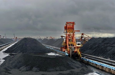 Coal piling up at the Qinhuangdao Port, Hebei province, July 15, 2012. [Photo/Xinhua] 