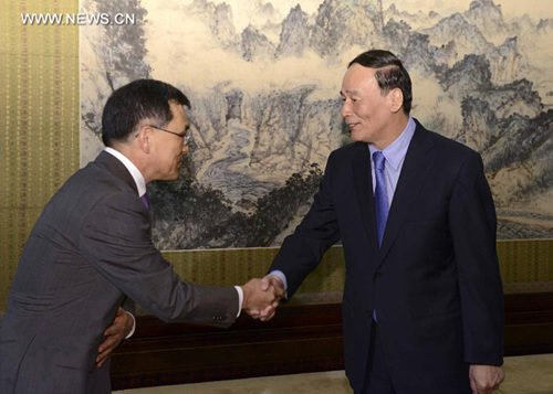 Chinese Vice Premier Wang Qishan (R) meets with Oh-Hyun Kwon, newly-appointed chief executive officer of Republic of Korea-based Samsung Electronics, in Beijing, capital of China, Aug. 28, 2012. (Xinhua/Rao Aimin)