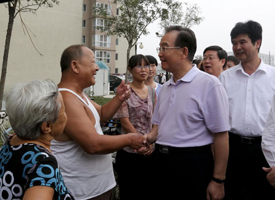 Chinese Premier Wen Jiabao talks with residents of Qiuyijiayuan, an affordable housing community, in Tianjin, North China, Aug 31, 2012. Wen inspected the construction of affordable housing in the city on Friday. (Photo: Xinhua)