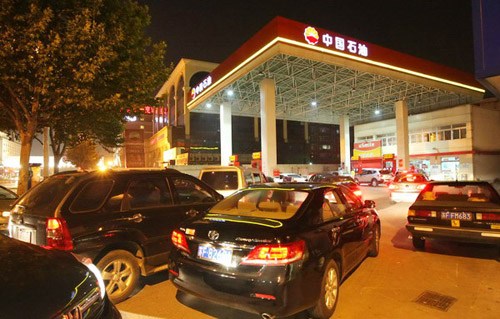 Cars line up outside a China National Petroleum Corp gas station in Nantong, Jiangsu province, on Monday. [Photo/China Daily]