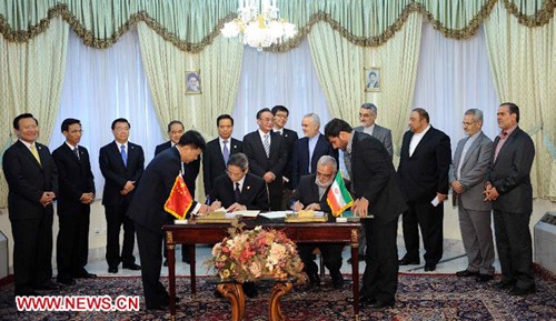 Wu Bangguo (6th L, back), chairman of the Standing Committee of China's National People's Congress, and Iranian First Vice President Mohammad-Reza Rahimi (5th R, back) attend a signing ceremony of documents on bilateral cooperation in Tehran, Iran, Sept. 10, 2012. (Xinhua/Li Tao)