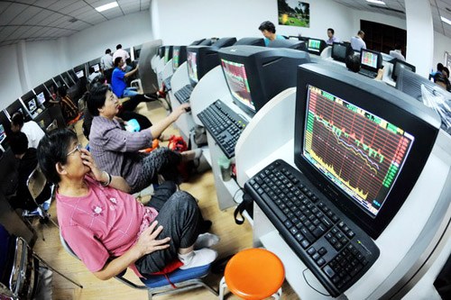 Stock investors at a securities brokerage in Qingdao, Shandong province, on Monday. China's long-term financial reform plan (2011-15) covers all sectors of the financial industry, including the liberalization of interest rates and the stock market. [Photo