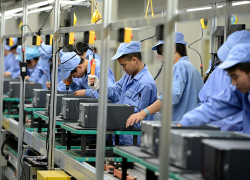 Lenovo Group Ltd's assembly plant in Chengdu, Sichuan province. The company's latest strategy will concentrate on more profitable sectors such as enterprise business and servers. (Photo: China Daily) 