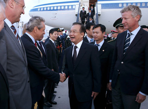 Premier Wen Jiabao arrives at the airport in Brussels on Wednesday for the 15th China-European Union Summit and his official visit to Belgium. PANG XINGLEI / XINHUA