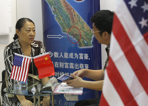 A woman asks about a US real estate project at the 2012 Beijing International Property Expo/Autumn on Thursday. In a bid to attract Chinese investors, 147 overseas projects from more than 30 countries and regions are being represented at the event.ZHU XIN