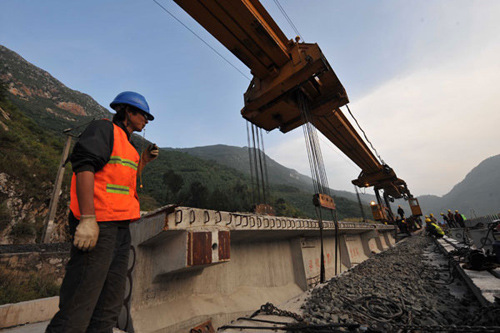 A railway bridge under construction on the Liupanshui-Zhanyi line in Xuanwei, Yunnan province. The railway is expected to go into operation at the end of this year.CAO NING / FOR CHINA DAILY