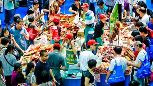 People flock to a food safety exposition in Foshan, Guangdong province. US-based Ecolab Inc regards food safety as one of its core businesses in China. [Photo/China Daily]