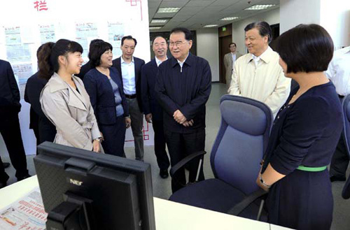 Li Changchun (3rd R), a member of the Standing Committee of the Political Bureau of the Communist Party of China Central Committee, talks with young editors during his visit to the office of the Economic Daily, a national newspaper, in Beijing, capital of China, Sept. 29, 2012. Li met with staff members of the Economic Daily on Saturday and extended his best wishes to its journalists nationwide ahead of the Mid-Autumn Festival and National Day holidays. (Xinhua/Zhang Duo) 