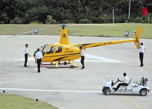 Crews perform a safety inspection on a helicopter at a parking apron of the private flight training company Ruohang Transportation Development Co in Nanjing, capital of Jiangsu province. [Photo/China Daily] 