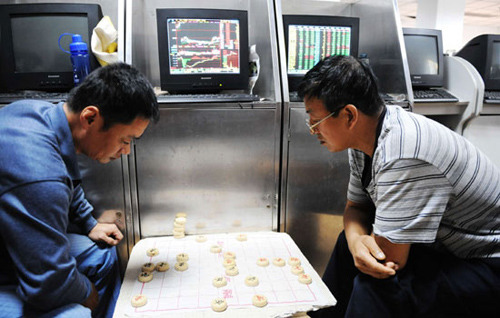 Investors entertain themselves at a brokerage in Qingdao, Shandong province, on Thursday. Central Huijin Investment vowed to shore up the capital market by continuing to buy stakes in the country's Big Four banks. [Photo/China Daily] 