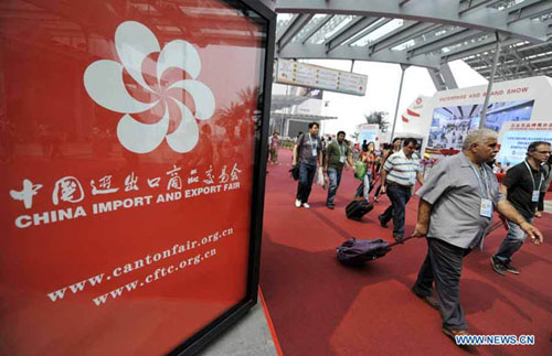 People visit the 112th China Import and Export Fair in Guangzhou, capital of south China's Guangdong Province, Oct. 15, 2012. (Xinhua/Chen Yehua)