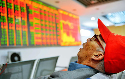 A man rests at a brokerage in Hangzhou, Zhejiang province, on Tuesday. The second review of a draft amendment for privately off ered funds started on Tuesday. [Photo/China Daily]