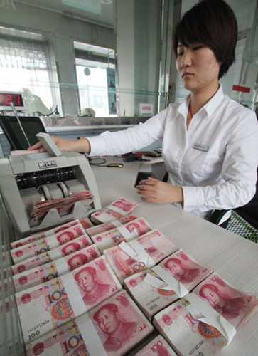 A worker counts renminbi banknotes at a rural credit cooperative in Linyi, Shandong province. The yuan has appreciated by more than 2.4 percent since late July, when it touched 6.3967, its weakest point for the year. [Photo/China Daily]