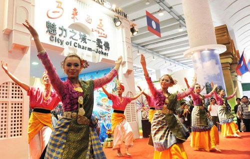 Performers from Johor State, Malaysia, dance at the eighth China-ASEAN Expo in October 2011 in Nanning, the Guangxi Zhuang autonomous region. [Photo/Xinhua] 