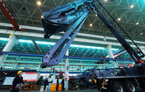 A pump truck boom is tested in a Sany Heavy Industry Co Ltd assembly workshop in Changsha, Hunan province. The company's report on its third-quarter performance showed a large profit decline. [Photo/ Xinhua] 