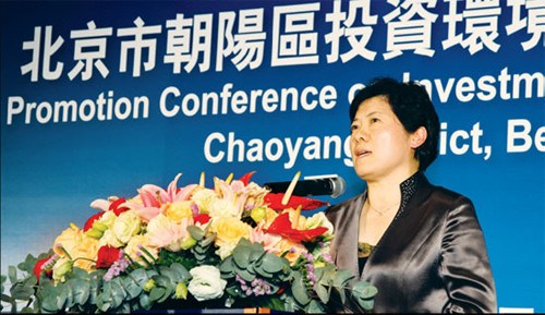 Wu Guiying, acting mayor of Chaoyang district, briefs participants on the district's development strategies. [Photo / China Daily] 