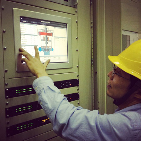 A technician monitors the situation of the No.7 generator unit at the Xiangjiaba hydropower station located in the southwestern Yunnan and Sichuan provinces on Oct 26, 2012. [Photo/Xinhua] 