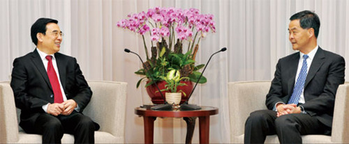 Wang Anshun (left), acting mayor of Beijing, exchanges views with Chief Executive Leung Chun-ying in Hong Kong on Nov 5, 2012. [Photo / China Daily] 