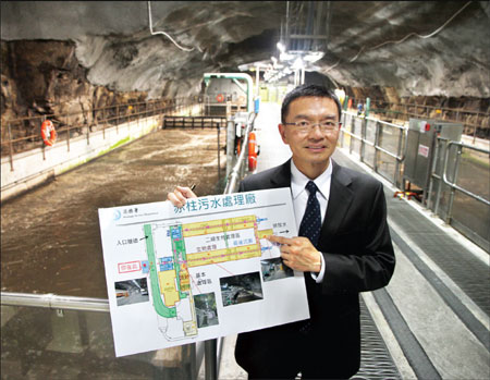 Drainage Services Department Chief Engineer Lo Kin-hung briefs media about cavern sewage treatment works in the city's first such facility in Stanley. The department is looking into a plan to move Sha Tin Sewage Treatment Works to a cavern to free 28 hectares of land. [Photo/China Daily] 